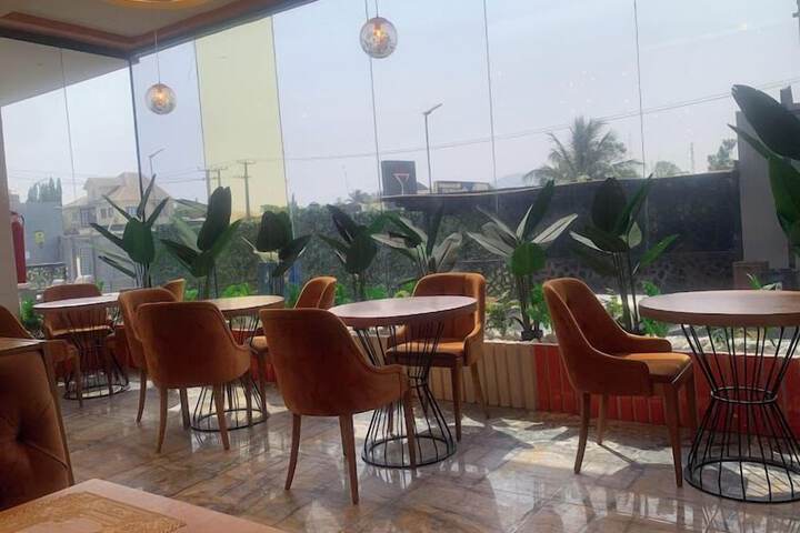 Lounge 45 of 57