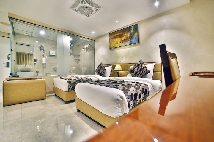 Room 4 of 18