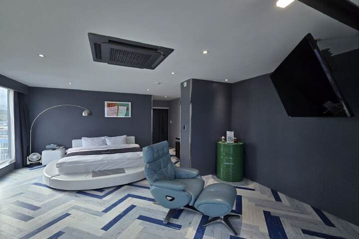 Room 16 of 184