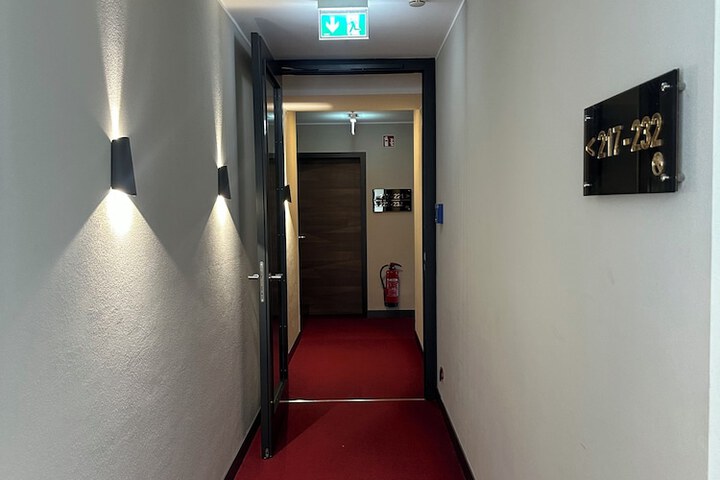 Ballroom/Hall 76 of 100