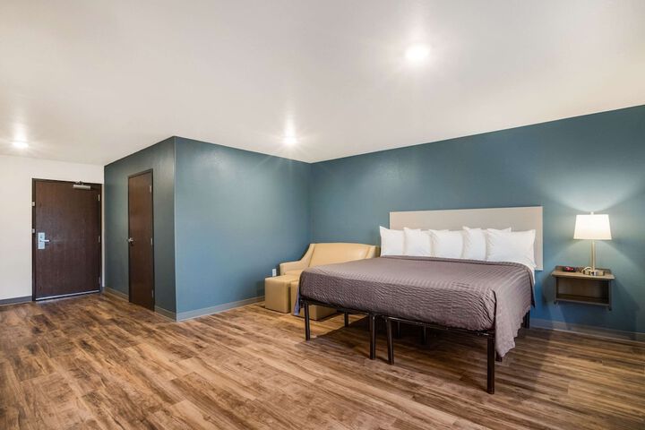 1 King Bed (3 of 19)