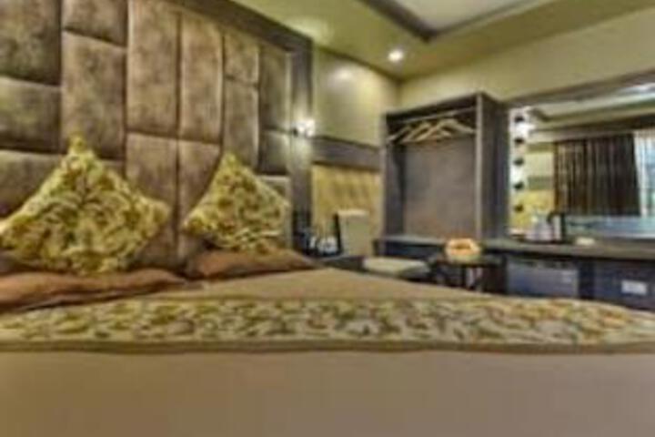 Room 10 of 11