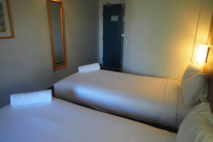 Room 5 of 33