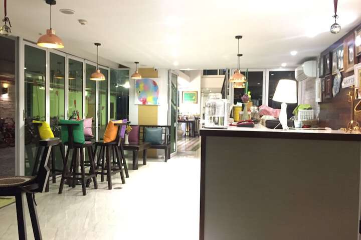 Lounge 84 of 115