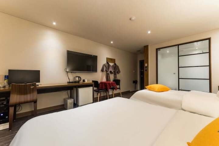Room 8 of 37