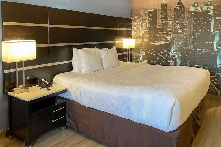 1 King Bed (9 of 33)