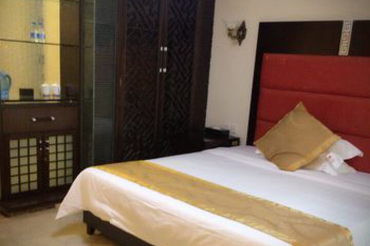 Room 13 of 31