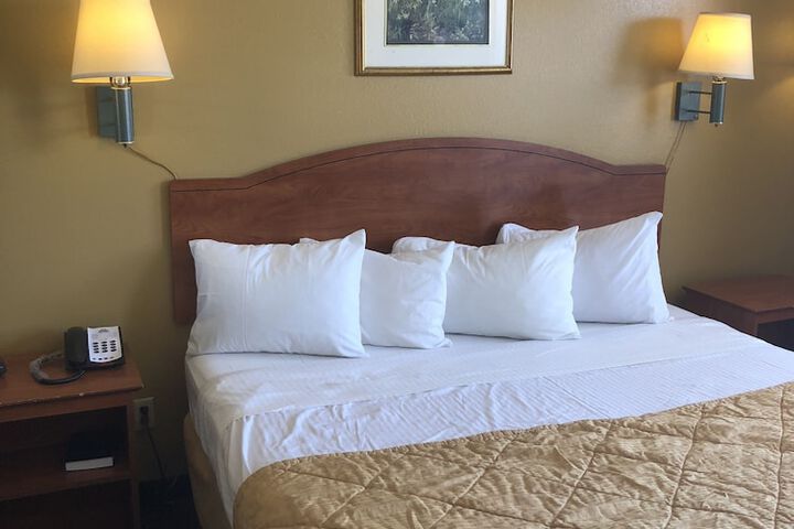 1 King Bed (2 of 13)