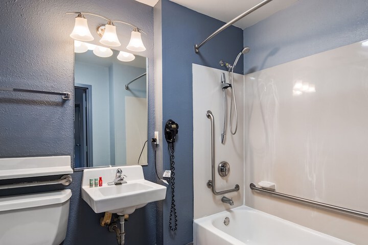 1 King Bed High Speed Internet Accessible Microwave, Refrigerator Work Desk Continental Breakfast (5 of 12)