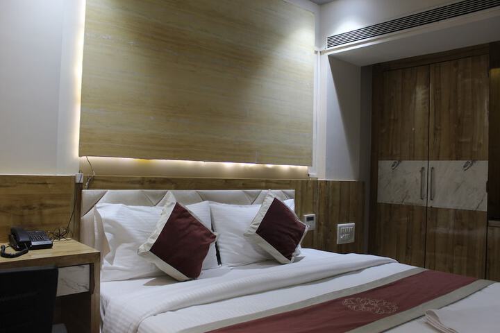 Room 4 of 7