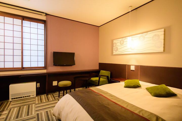 Room 5 of 17