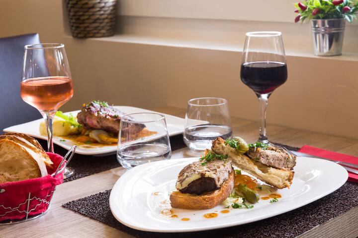 Dining 47 of 58