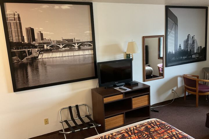 1 Queen Bed (8 of 12)