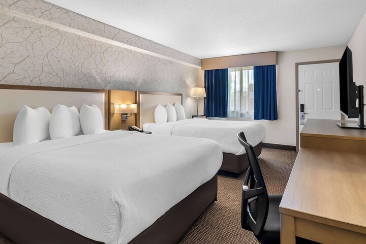 1 Queen Bed Microwave and Refrigerator Work Desk WiFi Continental Breakfast (15 of 20)