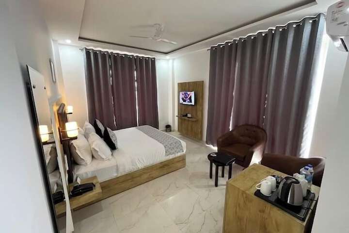Room 13 of 40