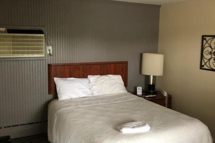 1 King Bed (4 of 7)