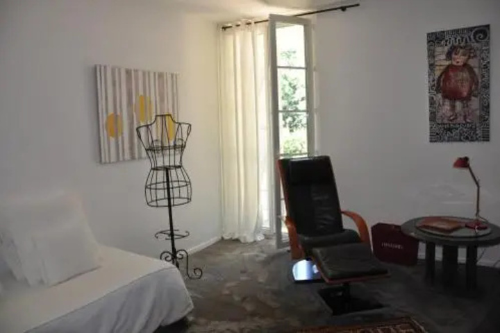 Room 6 of 16