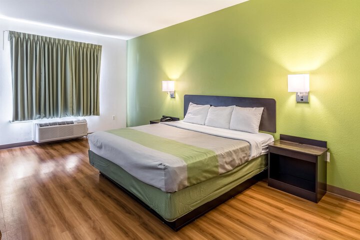 1 King Bed (5 of 8)