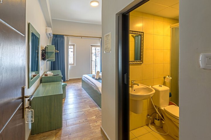 Room 3 of 114