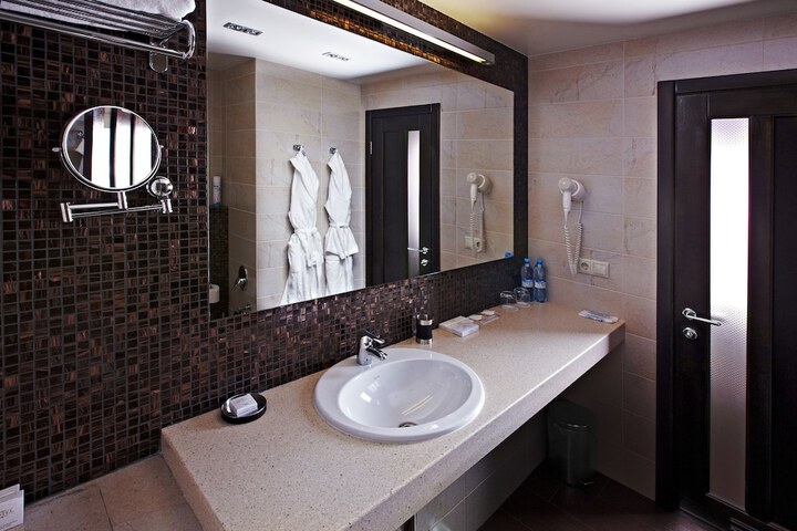 Room 10 of 65