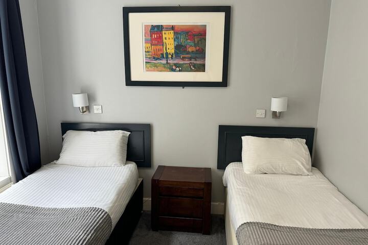 Room 6 of 34