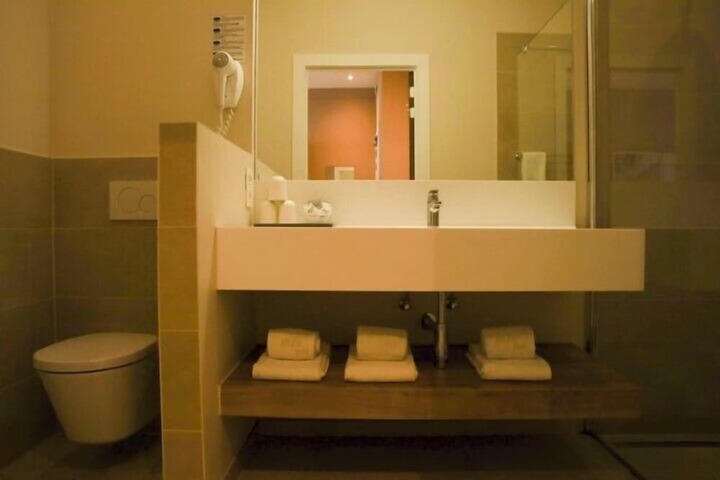 Room 44 of 77