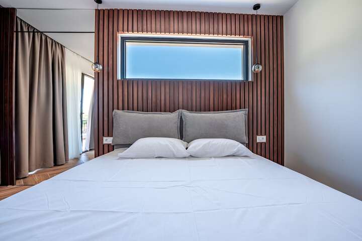 Room 5 of 16