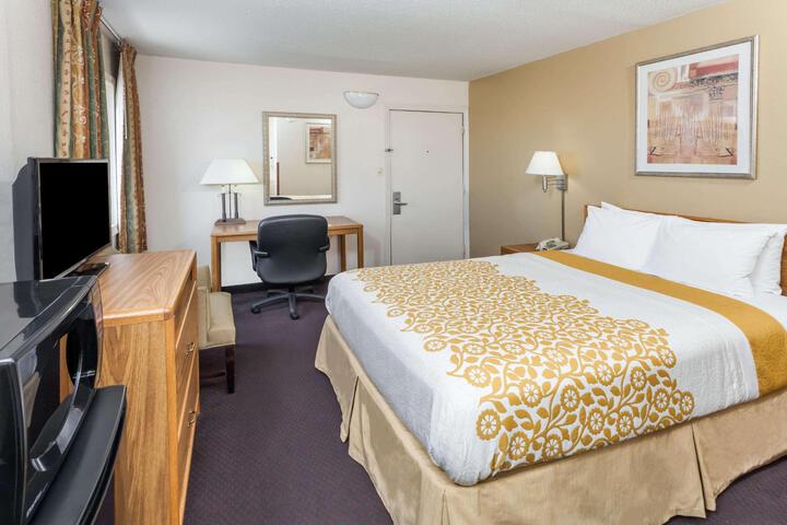 1 Queen Bed (6 of 12)