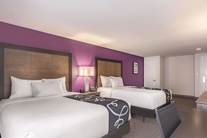 1 Queen Bed Deluxe (6 of 18)