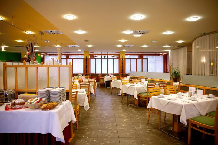 Dining 37 of 68