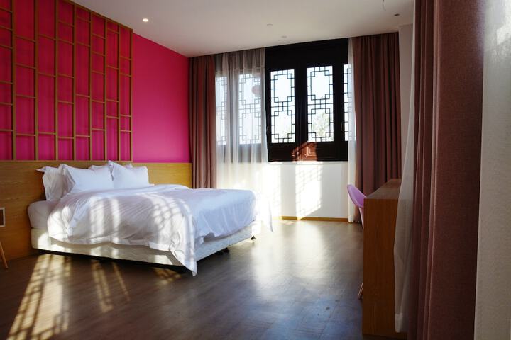 Room 10 of 12