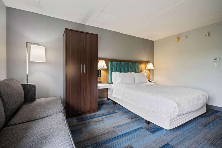 Queen Bed Accessible (11 of 20)