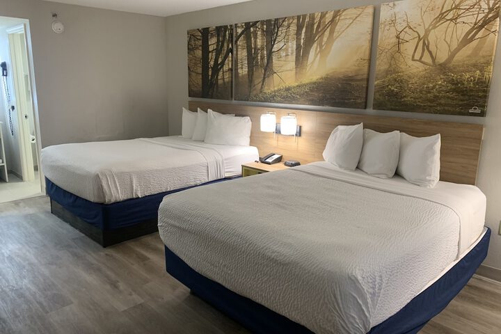 2 Queen Beds (7 of 8)