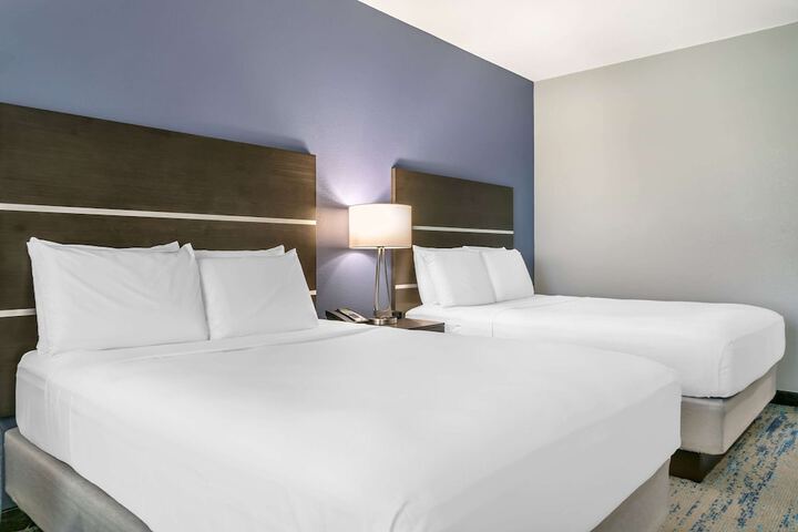 2 Queen Accessible Room with Bath Tub (9 of 11)