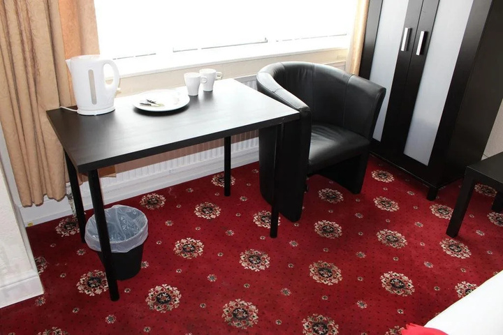 Room 4 of 8