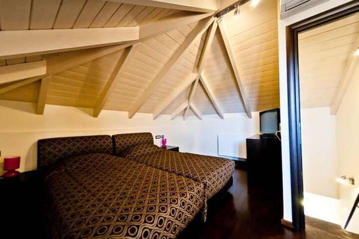 Room 10 of 85