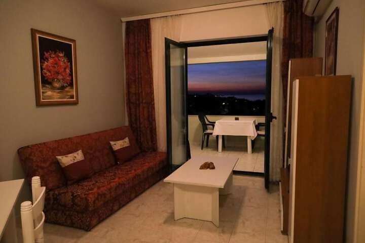 Room 47 of 102