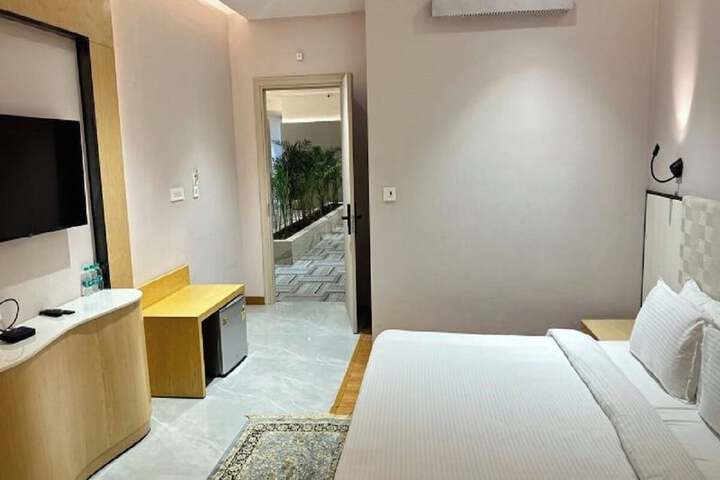 Room 8 of 27