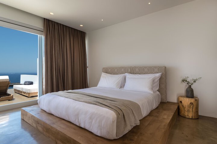 Room 25 of 215