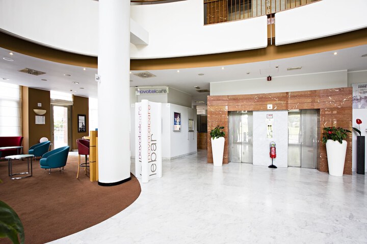 Entrance & Lobby
