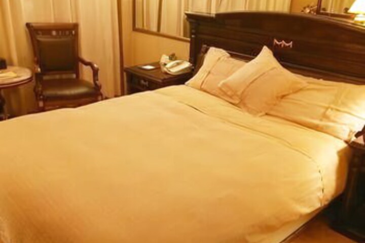 Room 2 of 8