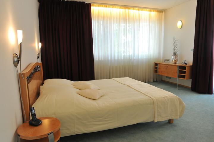 Room 12 of 102