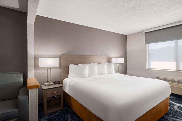 1 King Bed (2 of 11)