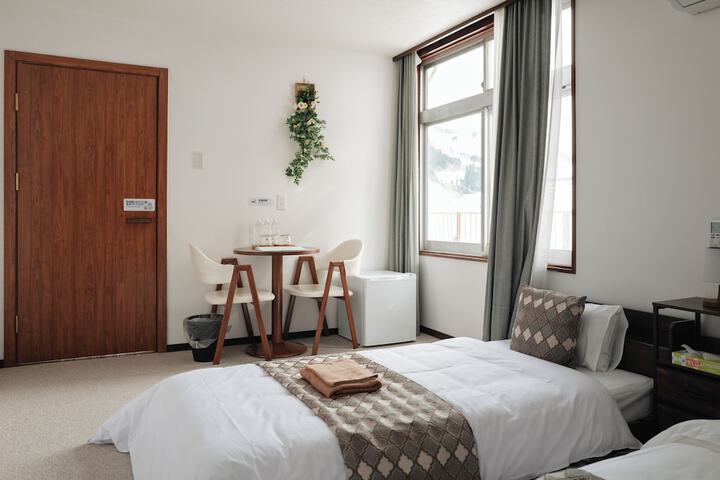 Room 5 of 40