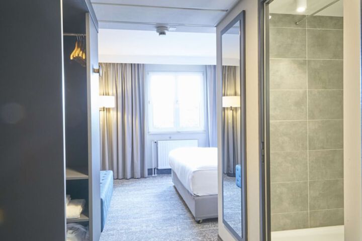 Room 25 of 201