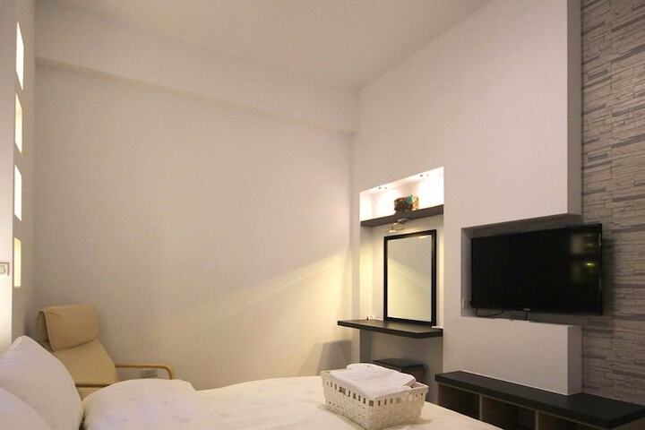 Room 6 of 18