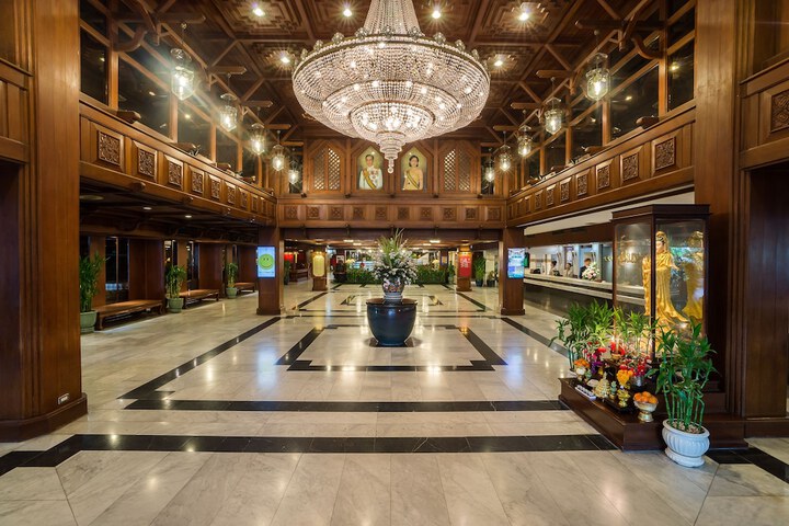 Check-in/check-out kiosk