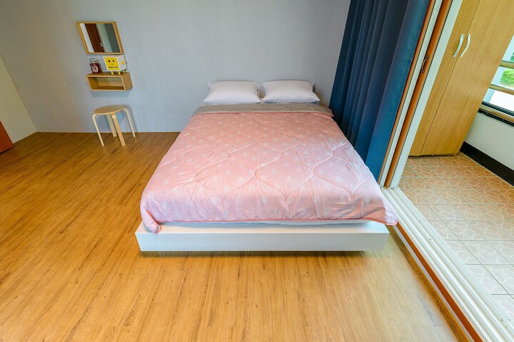 Room 12 of 102