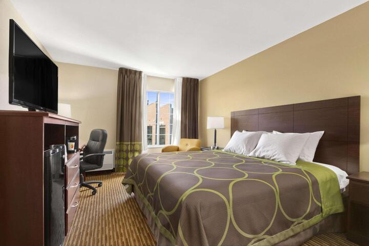 Efficiency King Bed Accessible (2 of 11)