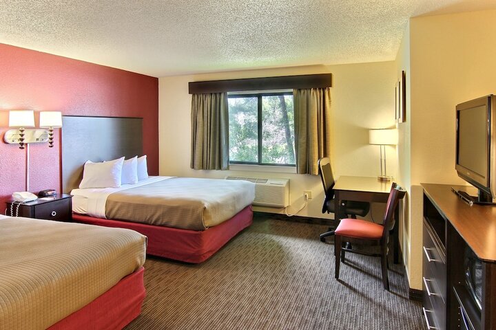 2 Queen Beds (6 of 9)